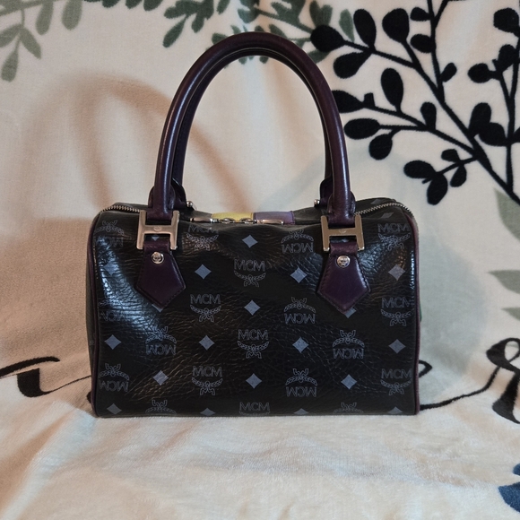💯 Authentic MCM Black & Purple Visetos Princess Lion Boston Bag - Picture 2 of 16